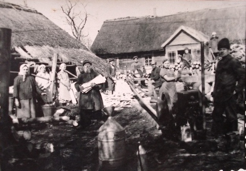 Аукштакальнис (двор Рыбаковых), сер. 30-х годов ХХ в. Третья слева - моя бабушка.